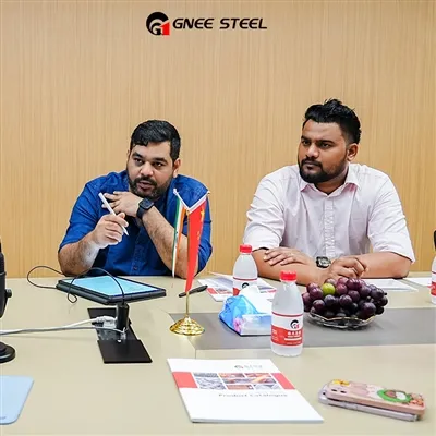 Klient z Indii odwiedza firmę GNEE, aby kupić blachę w kratkę ze stali węglowej